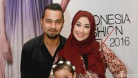 Aqueeni bergaya bersama Sultan Djorghi dan Annisa Trihapsari. Pool/Gus Mun/detikFoto.