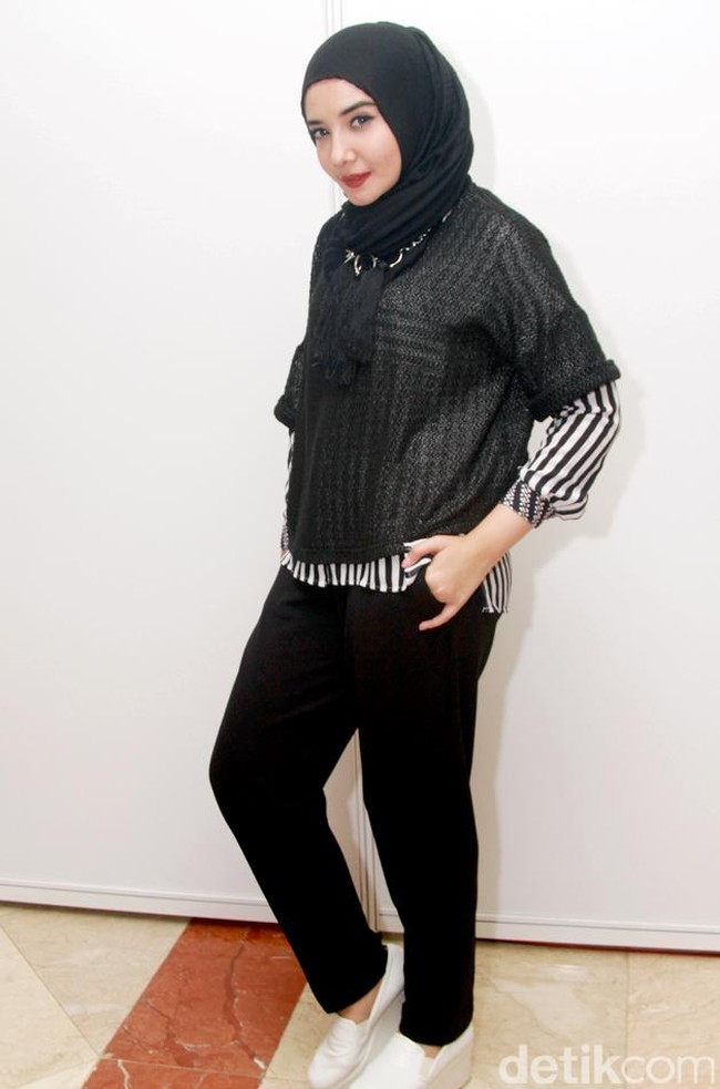 Desainer busana muslim Zaskia Sungkar juga memutuskan berhijab setelah pulang umroh tahun 2012. Artis yang dikenal sebagai anggota grup duo The Sisters mendapat keyakinan ekstra setelah bercerita kepada ayahnya. Sang ayah meyakinkannya bahwa hijab tak akan mengganggu pekerjaannya. Benar saja, Zaskia Sungkar kini makin bersinar di dunia fesyen muslim dan menjadi brand ambassador sebuah produk kecantikan. Foto: Gus Mun
