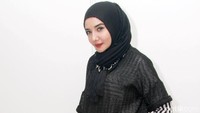 Zaskia tampil dengan hijab dan busana berwarna hitam yang dipadukan dengan kemeja stripes hitam-putih dan sepatu putih. Pool/Gus Mun/detikFoto.