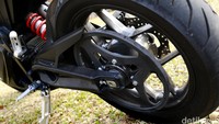Soal performa dan akselerasi, motor listrik Zero SR ini tak perlu diragukan. detikOto sudah merasakan sendiri betapa dahsyatnya akselerasi dari motor ini. Maklum, torsi yang ditawarkan bisa mencapai 144 Nm.