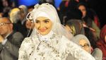 Ashanty dan Maudy Koesnaedi Cantik Berhijab di Indonesia Fashion Week