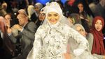 Ashanty dan Maudy Koesnaedi Cantik Berhijab di Indonesia Fashion Week