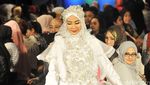Ashanty dan Maudy Koesnaedi Cantik Berhijab di Indonesia Fashion Week