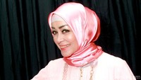 Chintami tampil mengenakan hijab dan busana berwarna pink. Pool/Gus Mun/detikFoto.