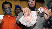 Dari hasil penggerebekan tersebut dikumpulkan barang bukti berupa memory card 4 GB yang berisi foto-foto korban dan tersangka. Juga ada 2 buah kondom, satu buah test pack dan uang tunai sejumlah Rp 700.000.