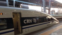 Kereta tujuan Beijing dengan nomor G6705 yang ditumpangi kali ini pun berangkat. Seperti kebanyakan kereta cepat, bentuknya seperti peluru  (Radian/detikTravel)