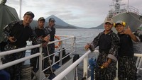 Kompak dan akrab! Para awak Bakamla dari kapal KN Kuda Laut dan KN Gajah Laut, menjelang berangkat dari Pelabuhan Ternate (Fitraya/detikTravel)