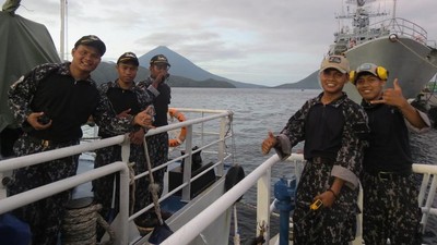 Aksi Keren Personel Bakamla Saat Gerhana
