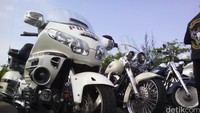 Kehadiran komunitas motor gede ini menarik perhatian pengguna jalan lain. Agus Setyadi/detikcom.