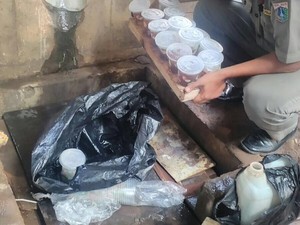 Dinkes DKI Cek Air Rembesan yang Diduga untuk Membuat Es Teh oleh PKL Monas