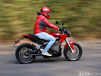 Memacu Motor Listrik Garang, Zero SR