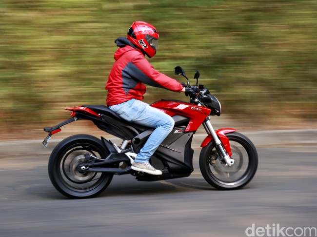 Memacu Motor Listrik Garang, Zero SR