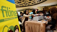 Seorang wanita mengaktivasi e-Filling yang disediakan layanan pajak di mal Kota Kasablanka, Jakarta Selatan.