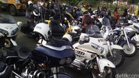 Tak sedikit warga mendekat untuk sekadar melihat-lihat secara dekat atau berfoto dengan latar belakang motor gede. Agus Setyadi/detikcom.