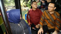 Ahok berbincang dengan penyandang cacat.