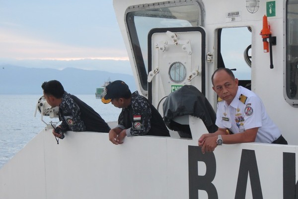 Mengamati kapal meninggalkan pelabuhan. Personel Bakamla memastikan semua prosedur operasi terlaksana (Fitraya/detikTravel)