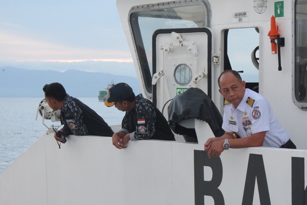 Mengamati kapal meninggalkan pelabuhan. Personel Bakamla memastikan semua prosedur operasi terlaksana (Fitraya/detikTravel) Mengamati kapal meninggalkan pelabuhan. Personel Bakamla memastikan semua prosedur operasi terlaksana (Fitraya/detikTravel)