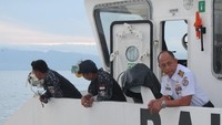 Mengamati kapal meninggalkan pelabuhan. Personel Bakamla memastikan semua prosedur operasi terlaksana (Fitraya/detikTravel)