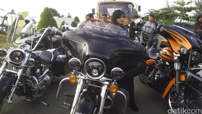 35 motor gede yang tergabung dalam komunitas 121 Chapter Jakarta melakukan touring ke Banda Aceh, Aceh. Mereka ingin menikmati keindahan alam di provinsi berjuluk Serambi Mekkah.