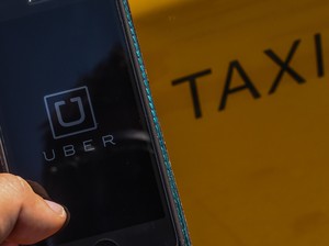 Mobil Uber Dibakar 4 Pria Tak Dikenal