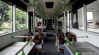 Bus tersebut memiliki 35 kursi yang seluruhnya menghadap ke depan, sehingga aman bagi kaum hawa.