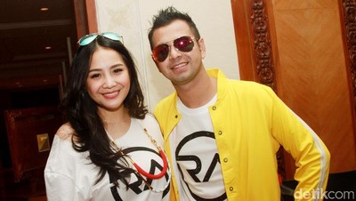Raffi Ahmad dan Nagita Slavina Pamer Koleksi Busana di IFW 2016