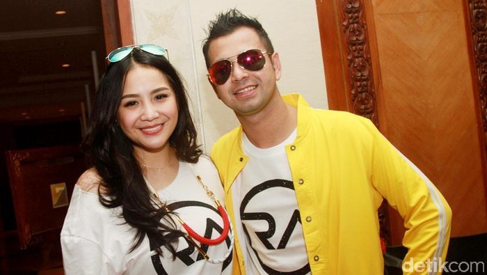 Raffi Ahmad dan Nagita Slavina di Indonesia Fashion Week 2016 Jakarta Convention Center (JCC), Jakarta Pusat.