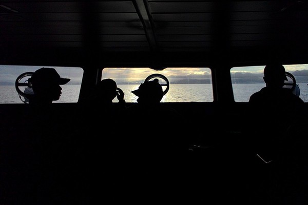 Personel Bakamla di anjungan KN Kuda Laut. Mereka berlayar menyongsong matahari terbit di lautan Ternate (Fitraya/detikTravel) Personel Bakamla di anjungan KN Kuda Laut. Mereka berlayar menyongsong matahari terbit di lautan Ternate (Fitraya/detikTravel)