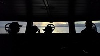Personel Bakamla di anjungan KN Kuda Laut. Mereka berlayar menyongsong matahari terbit di lautan Ternate (Fitraya/detikTravel)