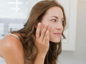 Jerawatan Tapi Tetap Make Up? Ini Cara Aman agar Jerawat Tak Makin Parah