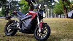 Memacu Motor Listrik Garang, Zero SR