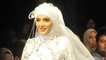 Ashanty dan Maudy Koesnaedi Cantik Berhijab di Indonesia Fashion Week