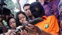 Para pelaku masuk ke dalam gorong-gorong, kemudian mengurung tanah dan menggalinya untuk menarik kabel yang tertanam di dalam tanah.