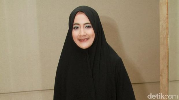 Blak-blakan Rina Nose Lepas Hijab, Penampakan Kemesraan Pipik dan Sunu