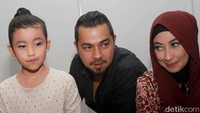 Dulu ada ribut-ribut hak asuh anak usai perceraian Annisa dan Adjie. Santer sebelumnya bahwa Sultan adalah orang ketiga dari penikahan Adjie-Annisa. Makin santer lagi ketika keduanya dulu saling sensi bicara soal anak. Sultan juga pernah terpergok emosi ketika Annisa dimintai tanggapan pertunangan Adjie dengan Nadia. Foto: Gus Mun.