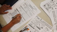 Seseorang mengisi form aktivasi efin dalam kampanye pajak di mal.