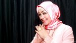 Chintami Atmanegara Tampil Berhijab
