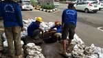 4 Ribu Karung Lumpur Diangkut dari Gorong-gorong