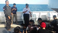 Yang ini adalah suasana di KN Bintang Laut yang berlayar di Belitung. Personel Bakamla memberikan penjelasan soal kapal patroli dan tugas Bakamla (Randy/detikTravel)
