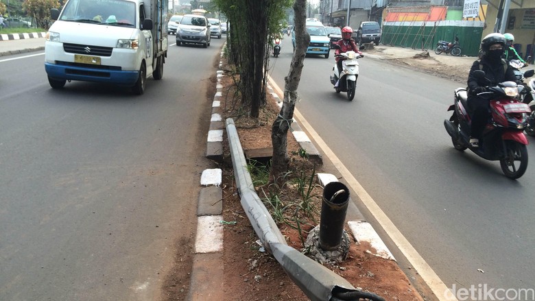 Lampu Jalan yang Roboh di Matraman Disingkirkan, Lalin Kembali Lancar Lampu Jalan yang Roboh di Matraman Disingkirkan, Lalin Kembali Lancar