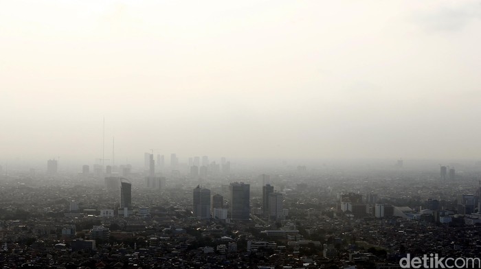 Suasana gedung bertingkat di Ibukota Jakarta diselimuti polusi asap.
