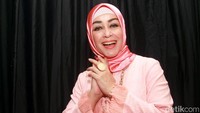 Aktris berusia 53 tahun itu tersenyum di depan kamera. Pool/Gus Mun/detikFoto.