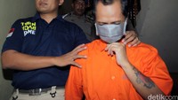 Modus operandi yang dilakukan tersangka TS adalah dengan menawari para korban sebuah pekerjaan yang dapat menghasilkan uang. Namun, tersangka malah justru melakukan eksploitasi secara ekonomi dan seksual kepada korban.