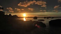 Sunset di Pantai Tanjung Tinggi membuat siluet yang indah dengan latar batu granit. Tentu pemandangan ini hanya dapat dijumpai di Belitung atau Bangka (Randy/detikTravel)