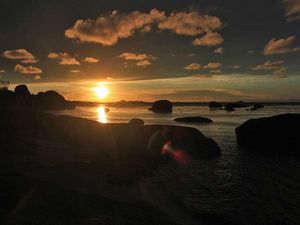 Momen Sunset Cantik di Pantai Tanjung Tinggi, Belitung