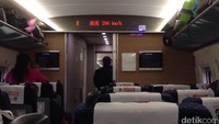 Harga tiket kereta cepat Guangzhou-Beijing yaitu 826 yuan atau sekitar Rp 1,7 juta, hampir tiga kali lipat dari harga kereta api biasa. Pembelian tiket dilakukan jauh-jauh hari sebelumnya atau bisa juga on the spot dan jika masih ada kursi tersisa (Radian/detikTravel)