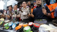 Mereka dan sejumlah barang bukti ditunjukan kepada wartawan dalam jumpa pers di Mapolda, Jl Sudirman, Jakarta, Jumat (11/3/2016).
