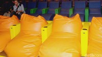 Tempat duduk di dalam studio didesain berbeda, ada bean bag hingga sofa bed.