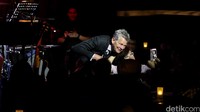 David Foster foto selfie dengan penggemar.