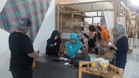 Wisatawan memborong oleh-oleh. Harga oleh-oleh makanan ini bervariasi sesuai ukuran mulai dari Rp 9.000-Rp 30.000 (Fitraya/detikTravel)